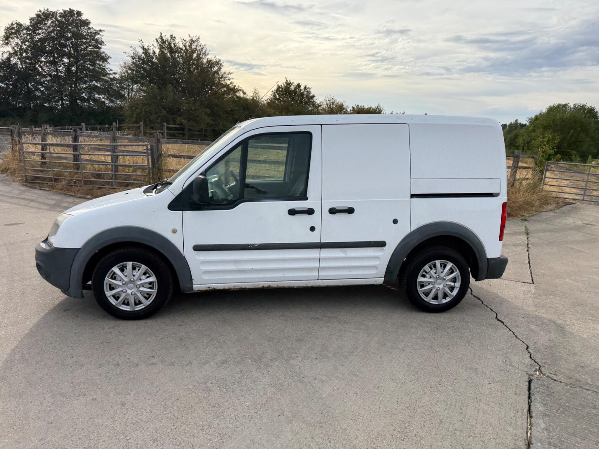 Ford Transit Connect 1.8 TDCi T200 L1 H1 4dr — photo 56 of 86